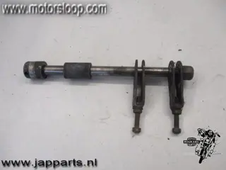 Suzuki GS400 Achterwiel as met toebehoren