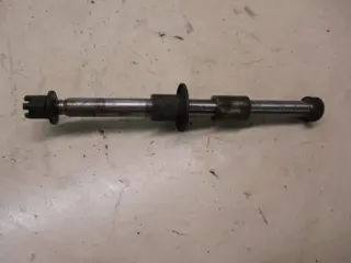 Suzuki GS450E Voorwiel as 54711-33002