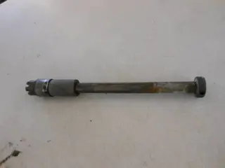 Suzuki GS450L Achterwiel as 64711-33000