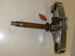 Suzuki GZ250 Voorvork T-Stuk