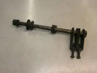 Suzuki GS550E Achterwiel as 64711-47000