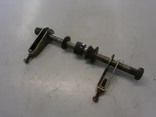 Suzuki GS550E Achterwiel as 64711-47200