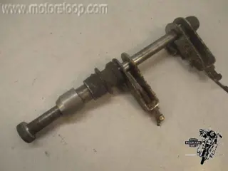 Suzuki GS550E Achterwiel as met spanners