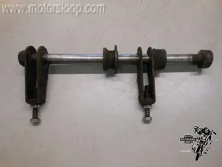 Suzuki GS550E Achterwiel as met spanners 64711-47000