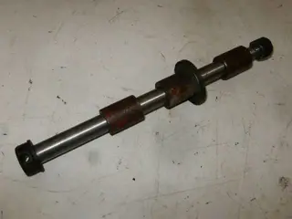 Suzuki GS550D Achterwiel As 64711-47000