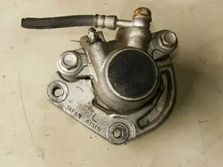 Suzuki GS550L Remklauw links voor