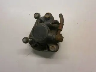 Suzuki GS550L Remklauw links voor