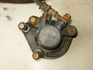 Suzuki GS550L Remklauw links voor