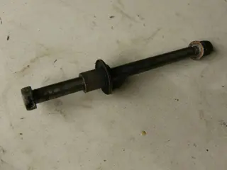 Suzuki GS550L Voorwiel As 54711-49000