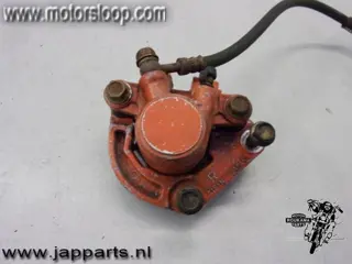 Suzuki GS550M Remklauw rechts voor