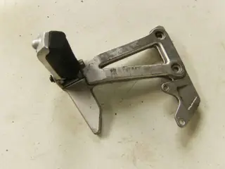 Suzuki GSF400 Voetstep met houder links achter 43700-10D00