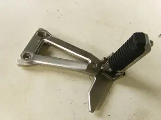 Suzuki GSF400 Voetstep met houder rechts achter 43600-10D00