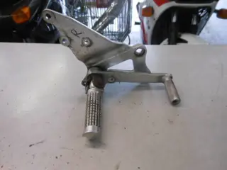 Suzuki GSX-R750(GR77A) Schetsplaat rechts met step en pedaal 435