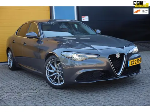 Alfa Romeo Giulia 2.2 Super / TOPSTAAT / Dealer Onderhouden / 6 Bak / Navi / Camera / Cognac Leder /