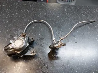 Suzuki GSX400FWS Voor remklauw met verdeelstuk