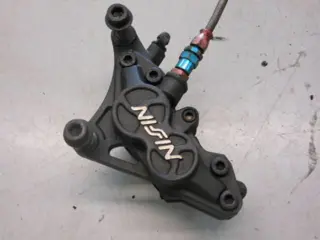 Suzuki GSXR750(GR77B) Remklauw links voor 59300-17C00