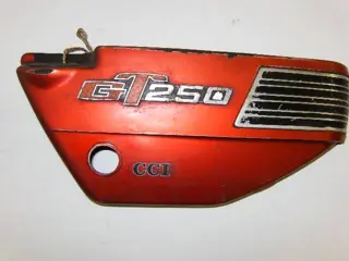 SUZUKI GT250 Zijkap Rechts Rood