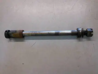 Suzuki GT380 Achterwiel as 64711-33000