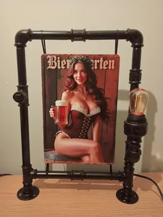 Industriële handgemaakte steampunk lamp met bier girl
