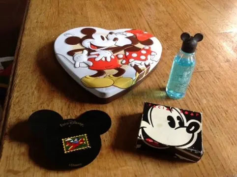 DISNEY - blikje - zeep - douche gel - pins