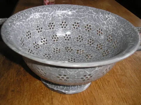 Grijs gewolkt emaille, vergiet