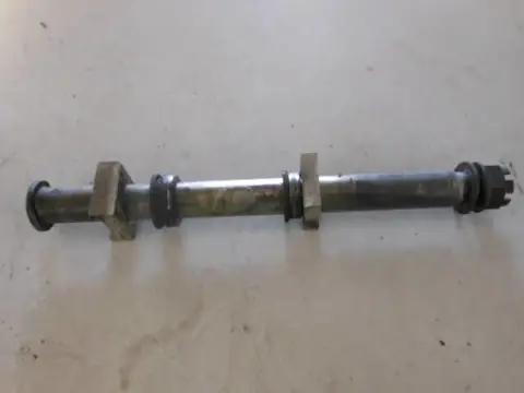 Yamaha YZF750R(4HD) Achterwiel as met spanners 4FM-25381-01