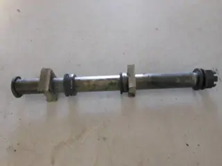 Yamaha YZF750R(4HD) Achterwiel as met spanners 4FM-25381-01