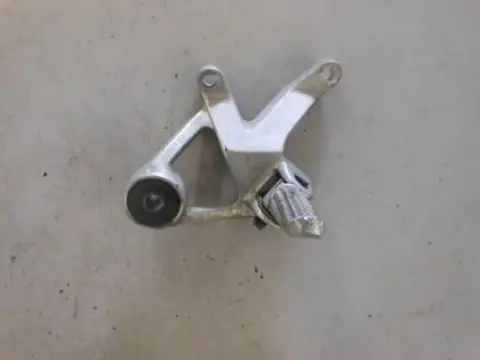 Yamaha YZF750R(4HD) Voetstep rechts achter 4FM-27440-10