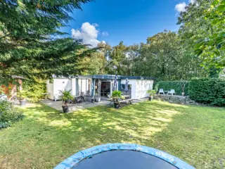 Sfeervolle bungalow met veel privacy en volledig omheinde tuin