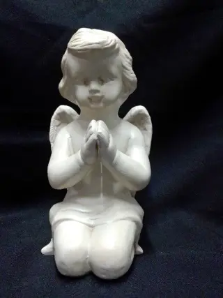 Devoot biddende putto/cherubijn, wit, NIEUW, aardewerk,26 cm