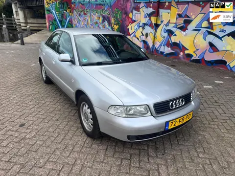 Audi A4 Limousine 1.6 Advance airco sport velgen zeer nette auto goed onderhouden trekhaak boeken aa