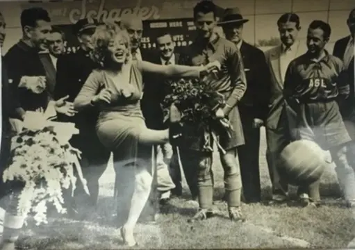 Agence Intercontinentale - Marilyn Monroë donnant le coup