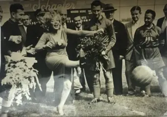 Agence Intercontinentale - Marilyn Monroë donnant le coup