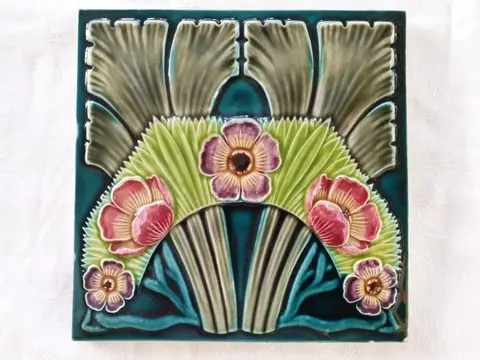 NSTG te Grohn - Jugendstil Art Nouveau tegel met daarop