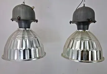 Twee grote hanglampen