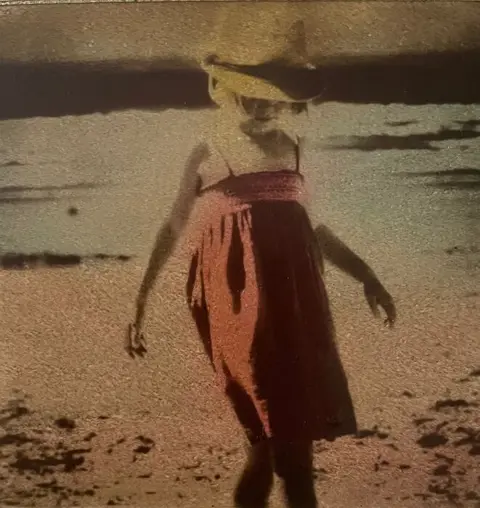 Irène Jonas - Un été sans fin, 2020 [enfant à la robe rose]