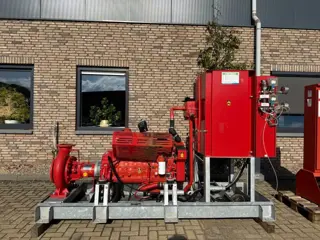 Iveco Iveco FPT NEF 67 KSB Diesel met Waterpomp 476 m3 / h 12 Bar