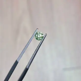 1 pcs Diamant - 0.39 ct - Rond - fancy intens green - VS1