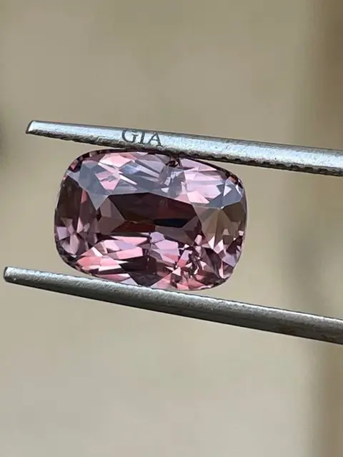 1 pcs Paars, Roze Saffier - 4.37 ct