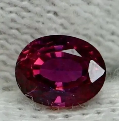 Paars, Rood Robijn - 0.80 ct