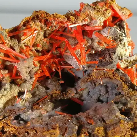 Crocoite op Limonite Kristallen op matrix - 9×7×7 cm - 250 g