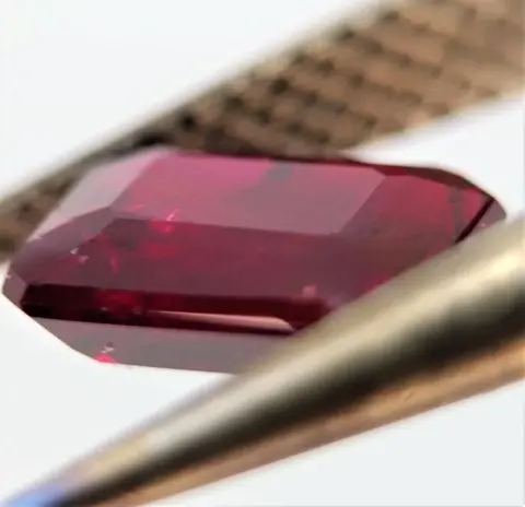 Diep/rijk rood Robijn - 1.48 ct