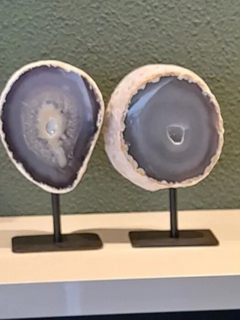 Agaat geodes natuurlijke kleur op metalen standaard -