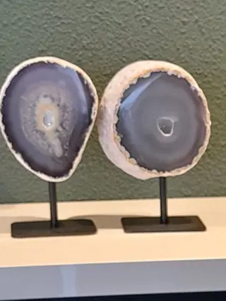 Agaat geodes natuurlijke kleur op metalen standaard -