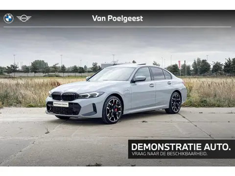 BMW 3 Serie Sedan 330e | M Sport | Glazen Panoramadak | Harman Kardon | Head-up Display | Trekhaak |