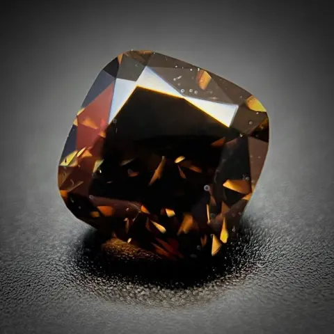 1 pcs Diamant - 0.72 ct - Cushion - fancy donkergeelachtig