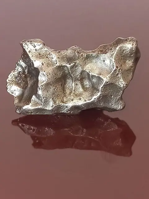 UITSTEKENDE SIKHOTE ALIN. 1e fragmentatie. Volledig