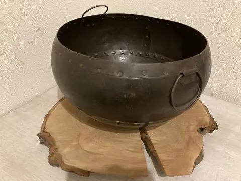 SCHAAL GROOT IRON OLD ROUND DARK BROWN DIA 37 CM NIEUW