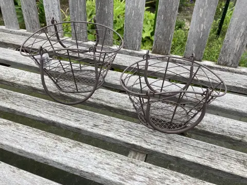 SUPER LEUKE METALEN MANDJES SET VAN GAAS IN ROESTBRUIN NIEUW