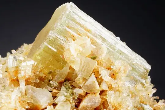GROTE APATIET groot kristal met STILBITE - fluorescerend -